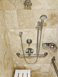 土桑奥姆尼图森国家旅游度假酒店的带淋浴的浴室(带石墙)