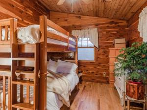 ComptonFly Away Cabin- Modern, Serene, And Convenient的小木屋内一间卧室配有双层床