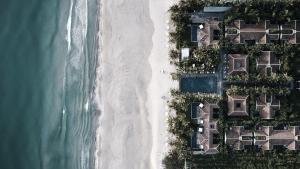 岘港TIA Wellness Resort - Spa Inclusive的享有海滩和大海的壮丽景色。