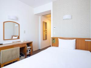 长崎长崎出岛丽景酒店的一间卧室配有一张床、一张书桌和一面镜子