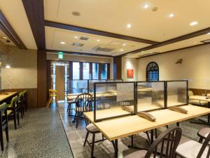 长崎长崎出岛丽景酒店的一间在房间内配有桌椅的餐厅