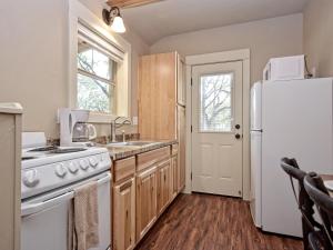 温伯利Cabins at Flite Acres-Mockingbird Cabin的厨房配有白色家电和白色冰箱
