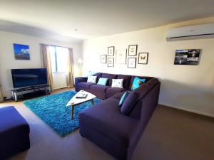 阿卡罗阿莱斯特鲁普斯公寓的带沙发和蓝色地毯的客厅