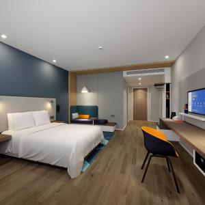 重庆重庆临空智选假日酒店的卧室配有一张白色大床和一张书桌