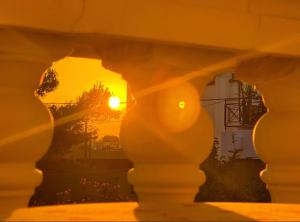 阿特米达Anna's Apartment and Studio的透过建筑拱门看到的日落