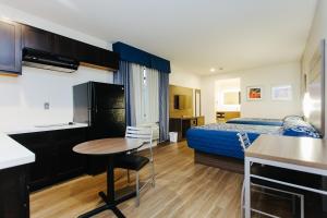 休斯顿蓝城中心宫殿汽车旅馆的小房间,配有一张床和一张桌子
