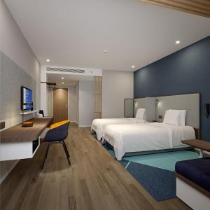 重庆重庆临空智选假日酒店的酒店客房配有两张床和一张书桌