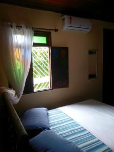 萨尔瓦多Pousada Betel - Moradas Familia Betel的一间卧室设有一张床和一个窗口