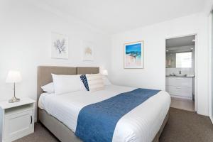 珀斯Suite 310 Sandcastles 3 Bedroom Deluxe的一间白色卧室,配有床和一间浴室