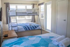 派西亚Rehutai Beach House的一间卧室设有两张双层床和一扇窗户。