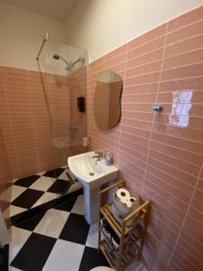 地拉那Vanilla Sky Boutique Hostel的一间带水槽和镜子的浴室