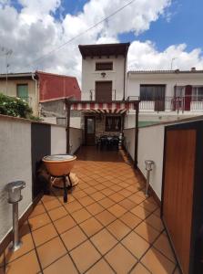 拉斯卡弗里亚LAS 4 ESTACIONES - Rascafría的房屋的阳台享有风景。