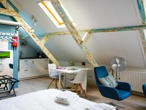 米德尔堡ApartHotel Waepen van Middelburg的配有桌椅和厨房的房间