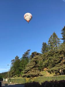 米罗勒La crémaillère的空中飞着的热气球