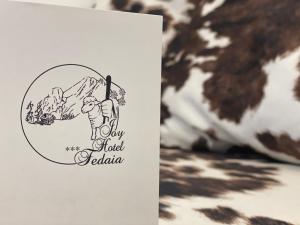 卡纳泽伊Fedaia Joy B&B的一张卡片,上面画着一头牛和山
