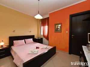 尼亚普拉加Villa Vangelis的一间卧室配有一张床,上面有两条毛巾