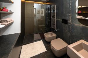 罗阿纳Larici Rooms的浴室配有卫生间、淋浴和盥洗盆。