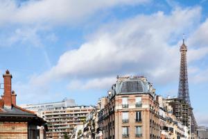 巴黎Hôtel Eiffel Saint Charles的享有艾菲尔铁塔和大楼的景色