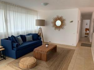 卡拉加尔达纳Es Cucó的客厅配有蓝色的沙发和桌子