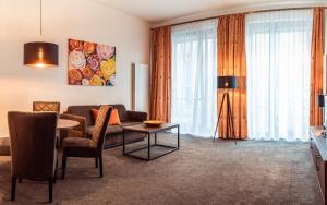 德累斯顿诺伊马克特公寓酒店的客厅配有沙发和桌子
