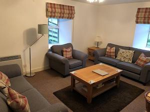 洛赫吉尔普黑德Keeper's Cottage的客厅配有两张沙发和一张咖啡桌