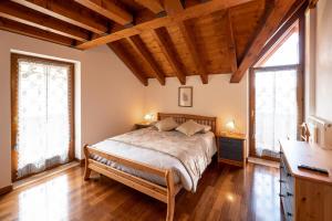 罗阿纳Larici Rooms的一间卧室设有一张床和两个窗户。