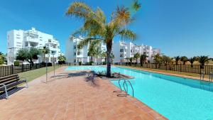 罗尔丹Casa Arancha - A Murcia Holiday Rentals Property的一座棕榈树游泳池和一些建筑