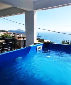 卡斯Aren Guest House in Kalkan的大型蓝色游泳池,享有海景