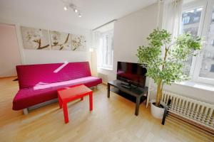 苏黎世希特斯托法彻出租公寓的客厅设有红色长凳和电视。