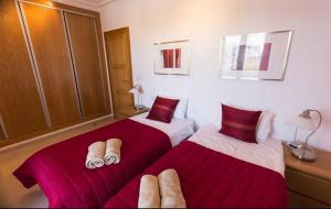 罗尔丹Casa Jurel - A Murcia Holiday Rentals Property的卧室内两张并排的床