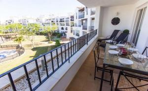 罗尔丹Casa Jurel - A Murcia Holiday Rentals Property的设有带桌椅的阳台,享有海滩美景。