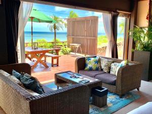 石垣岛石垣岛露台套房度假屋的客厅设有两张沙发,享有海景