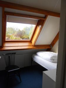 栋堡Garden cottage Domburg的小房间设有床和窗户