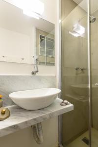里约热内卢Charme em Ipanema - Perto da praia - GC707 Z2的浴室配有白色水槽和淋浴。