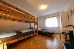 茨韦西门海弗里酒店的一间卧室设有两张双层床和一扇窗户。