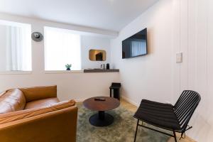 圣地亚哥－德孔波斯特拉SEIS ALDABAS Apartamentos的客厅配有沙发和桌子