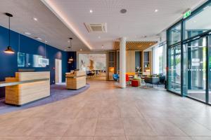 富尔达Holiday Inn Express - Fulda, an IHG Hotel的办公室,大堂设有蓝色的墙壁