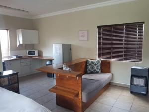 比勒陀利亚Private Apartments & Biz Stays Pretoria的带沙发的客厅和厨房