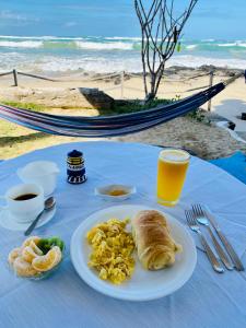 比亚米尔港Hostal Galapagos by Bar de Beto的一张桌子,上面放着一盘炒鸡蛋和面包