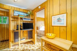 BeulahGrandma's Sandbox的客厅设有木镶板墙和电视