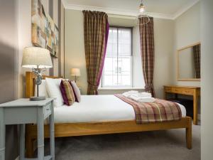 爱丁堡Old Town Suites - Nicolson的一间卧室设有一张床和一个窗口