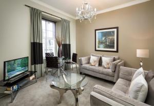 爱丁堡Old Town Suites - Nicolson的带沙发和电视的客厅
