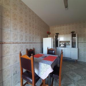 坎波斯杜若尔当Casa Quintanilha的厨房配有桌椅和冰箱。