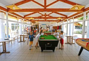 圣特罗让莱班Village Vacances Passion Les Bris的一群儿童在商店里打台球