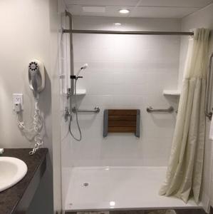 乔治王子城格拉玛汽车旅馆的带淋浴和盥洗盆的浴室