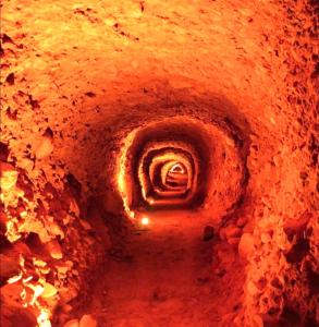 OrellánHotel Rural El Lagar De Las Médulas的享有带螺旋楼梯的暗隧道的景致