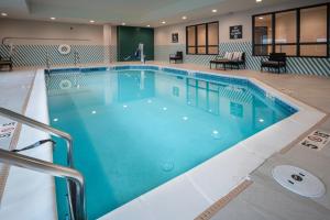 圣路易斯Holiday Inn St Louis - Creve Coeur的蓝色的大游泳池,位于酒店客房内