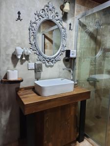 格克切达镇EFLİN BUTİK OTEL的一间带水槽和镜子的浴室