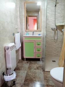TobarraAlojamiento Rural的一间带水槽和淋浴的浴室