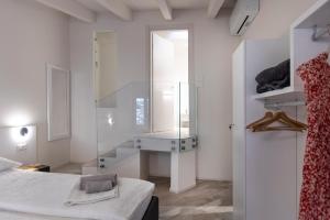 马尔切西内Picalof Apartments的白色的客房设有水槽和镜子